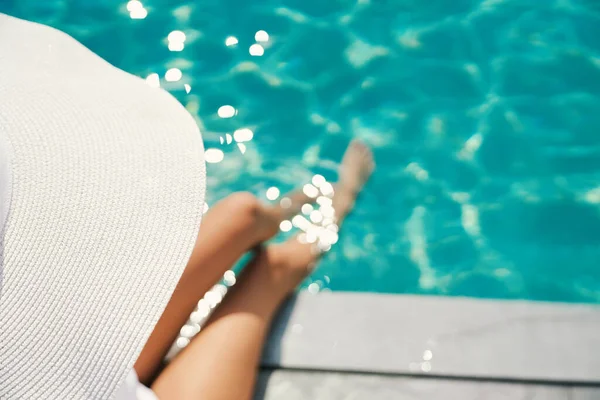 Smala unga kvinnor simmar i poolen utomhus. — Stockfoto