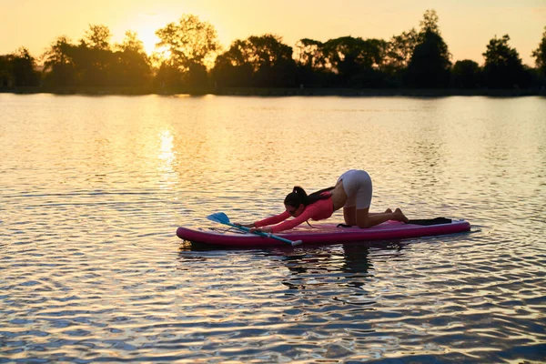 Sportif kadın yemek masasında esnek egzersiz yapıyor. — Stok fotoğraf