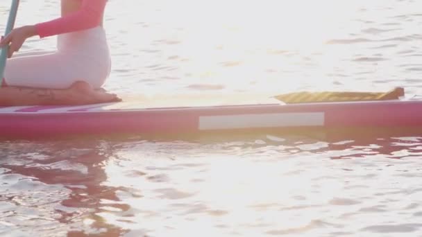 Donna atletica che nuota in paddle board sul lago — Video Stock