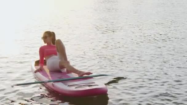 Charming woman taking break during sup boarding on lake — 图库视频影像