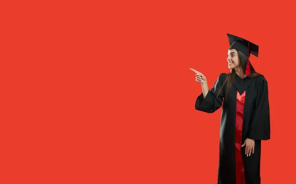 Ragazza in abito laureato e malta in piedi, mostrando con le dita, — Foto Stock