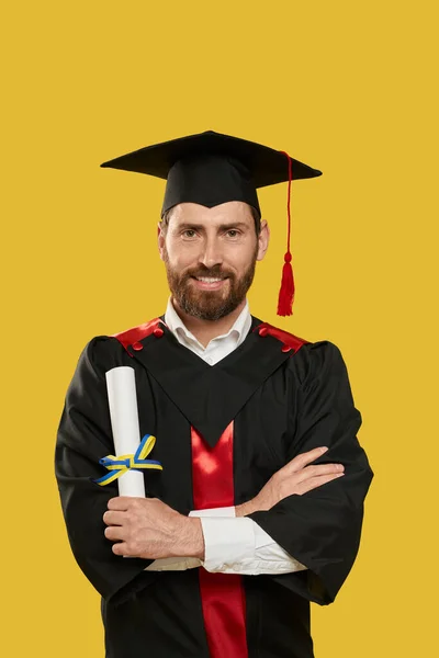 Muž s vousy absolvent vysoké školy, vysoká škola. — Stock fotografie