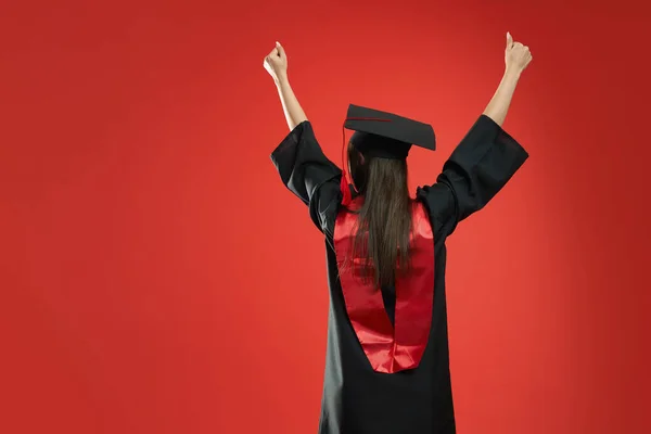 Chica delgada de pie, graduándose de la universidad, univesity. —  Fotos de Stock
