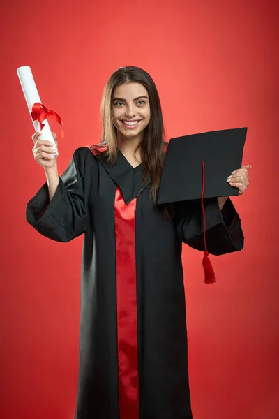 Bruneta absolvovala vysokou školu, univerzitu, střední školu. — Stock fotografie
