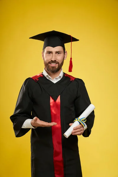Büszke diák szinkronizálás, mosolygás, mutatja diploma. — Stock Fotó