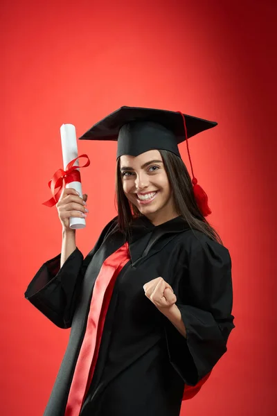 Csinos fiatal nő gazdaság diploma. — Stock Fotó