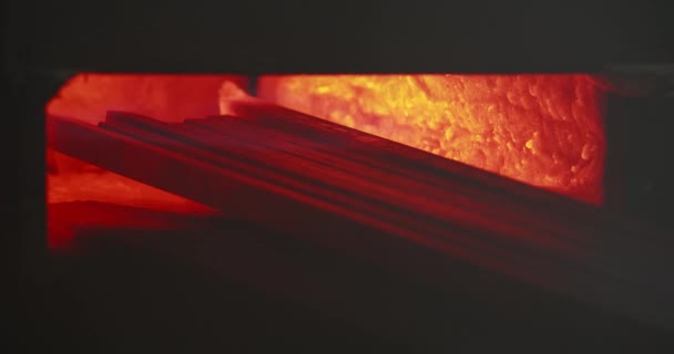 Horká červená železná tyčinka uvnitř pece. — Stock video