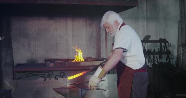 Ferreiro forjando metalurgia em mastershop. — Vídeo de Stock