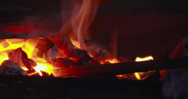 Oheň hoří, třpytí se v kovárně. — Stock video