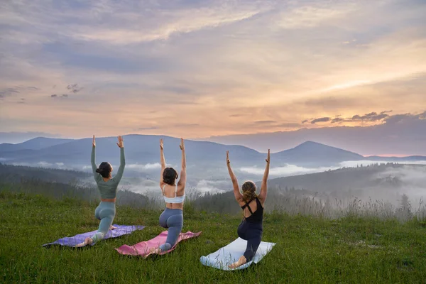 Giovani donne che si godono la pratica dello yoga all'aria aperta — Foto Stock