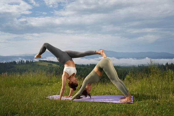 Donne sane e in forma con un allenamento attivo all'aria aperta — Foto Stock