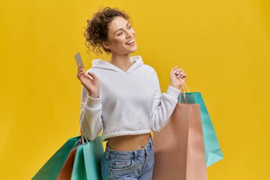 Paket ve indirim kartı tutan güzel bir kız..