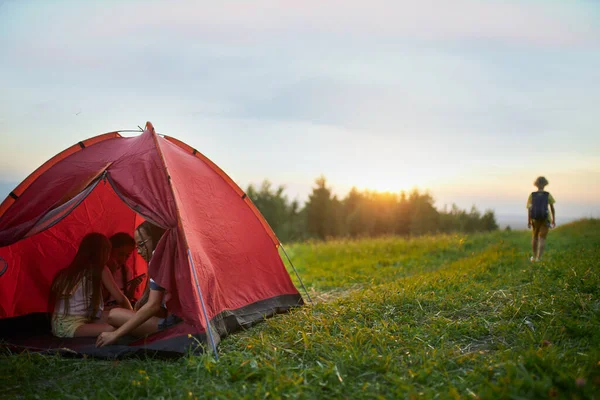 Rotes Zelt mit Menschen in den Bergen. — Stockfoto