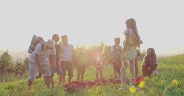 十代の若者たちセットアップテントでキャンプサイドの丘で朝. — ストック動画