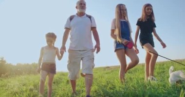 Kızları ve köpekleri olan baba kırsalda geziyor.. 