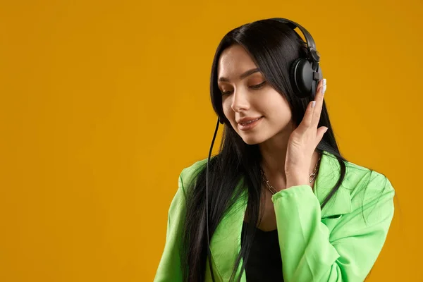 Joven Mujer Caucásica Alegre Con Auriculares Escuchando Música Interior Meloman — Foto de Stock