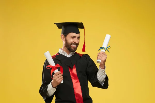 Πρώτη Άποψη Του Ευτυχισμένου Φοιτητή Που Αποφοιτά Από Κολέγιο Πανεπιστήμιο — Φωτογραφία Αρχείου