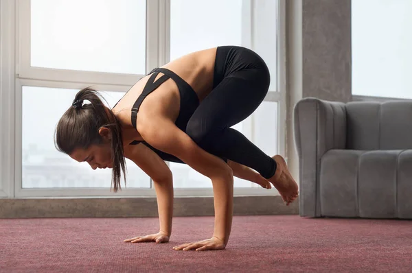 Evde Yoga Eğitimi Sırasında Karga Pozu Veren Esnek Bir Kadının — Stok fotoğraf