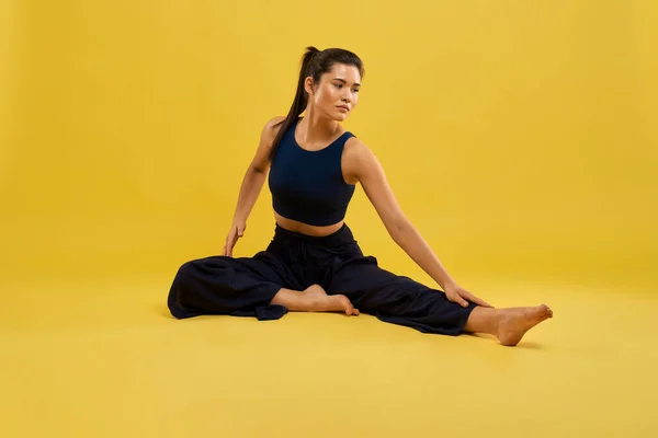 Slank Jente Forbereder Seg Bein Forover Posere Yoga Strekke Seg – stockfoto