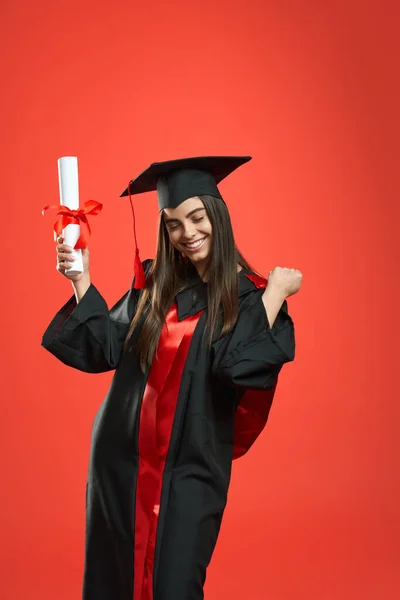 Vista Frontal Menina Feliz Com Bacharel Diploma Mestrado Segurando Mulher — Fotografia de Stock