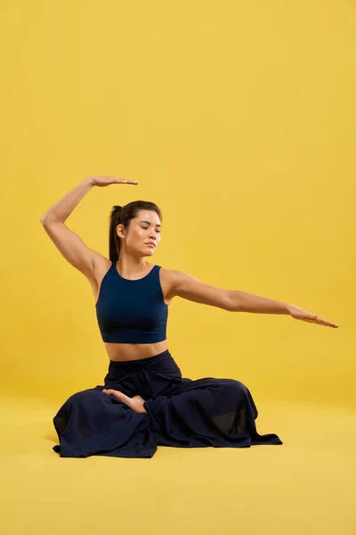 Femme Concentrée Exécutant Yoga Asana Studio Vue Face Femme Sportive — Photo