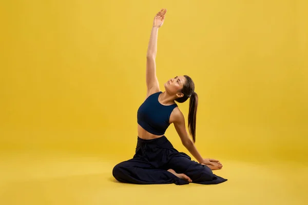 Vue Face Flexible Jolie Femme Assise Pose Yoga Studio Fille — Photo