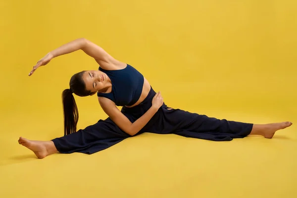Jolie Femme Pratiquant Yoga Asana Avec Des Jambes Tendues Penché — Photo