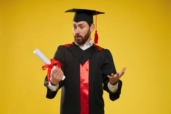 Frontansicht Eines Überraschten Studenten Der Sein Diplom Betrachtet Und Fragt — Stockfoto