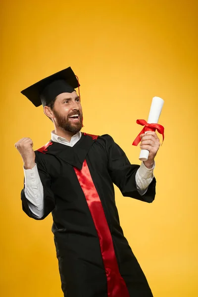 Kandidat Magisterexamen Från Universitetet Snygg Pojke Med Skägg Klädd Granatkastarbräda — Stockfoto