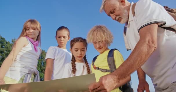 Vista Frontale Del Gruppo Turisti Adolescenti Con Mappa Lettura Guida — Video Stock