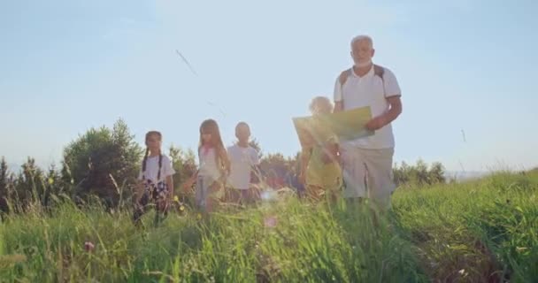 Framsidan Fyra Söta Barn Och Pappa Promenader Längs Grön Kulle — Stockvideo