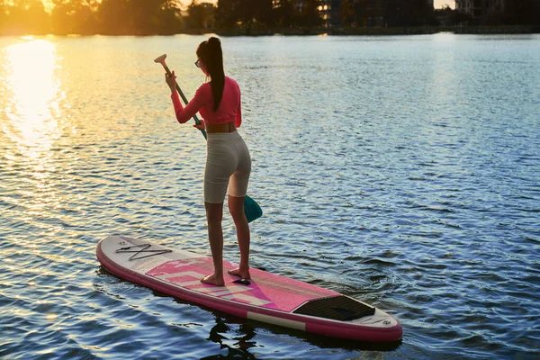 Mujer Atlética Caucásica Practicando Sup Boarding Durante Noche Lago Joven — Foto de Stock