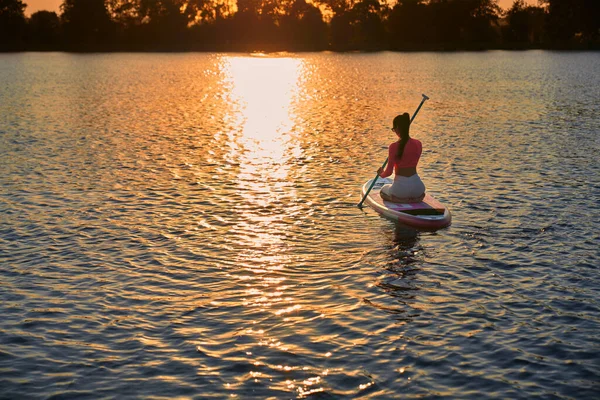 Sportliche Junge Frau Aktivkleidung Genießt Den Atemberaubenden Sonnenuntergang Über Dem — Stockfoto