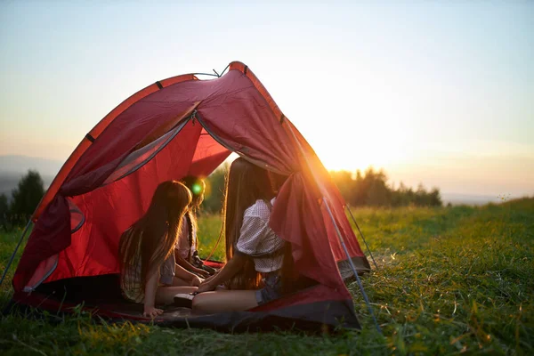 Rückansicht Einer Kindergruppe Die Den Sonnenuntergang Zelt Genießt Kleines Mädchen — Stockfoto
