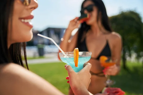 Närbild Två Vackra Flickor Som Står Deinking Cocktails Äter Vattenmelon — Stockfoto