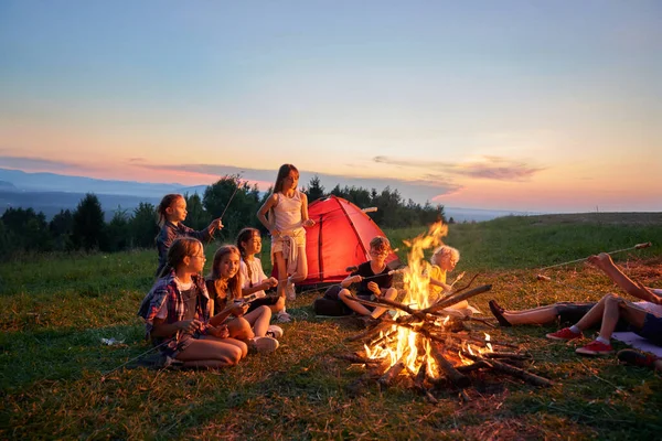 Side Panoramic View Group Children Sitting Campsite Mountains Kids Eating — Stock Photo, Image