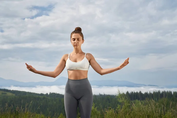 Tranquilla Donna Caucasica Abiti Sportivi Piedi All Aperto Con Gli — Foto Stock