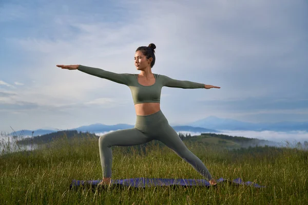 Donna Sportiva Activewear Facendo Esercizi Yoga Tra Montagne Estive Donna — Foto Stock