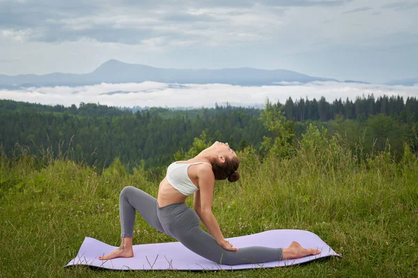 여자는 공기를 마시며 활동적으로 운동을 하면서 위에서 운동을 훈련에 — 스톡 사진