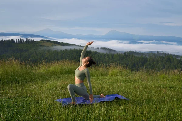 Donna Rilassata Activewear Praticare Yoga All Aria Aperta Incredibile Vista — Foto Stock