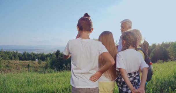 Visão Traseira Dos Viajantes Juntos Olhando Para Mapa Velho Com — Vídeo de Stock