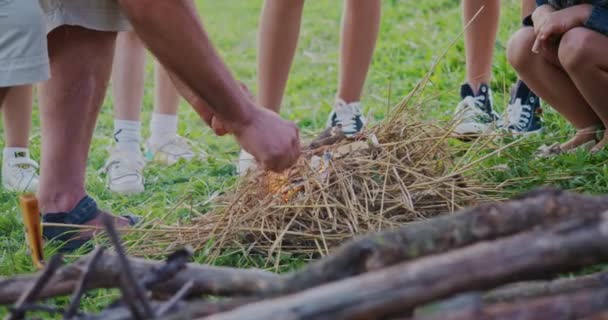 Close Van Een Oude Man Die Vuur Maakt Van Takken — Stockvideo