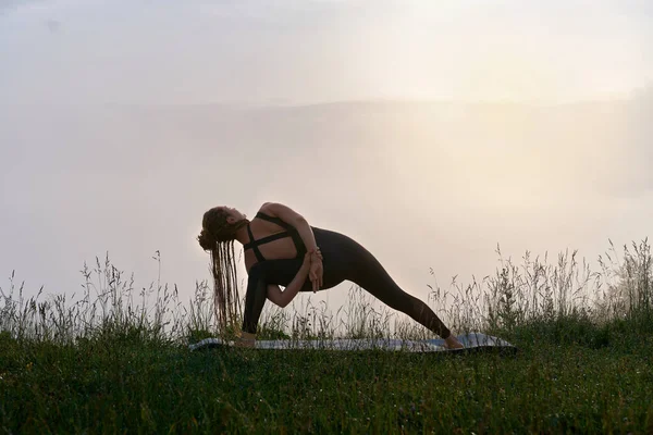 Sportliche Frau Sportbekleidung Die Morgens Der Natur Yoga Übungen Macht — Stockfoto