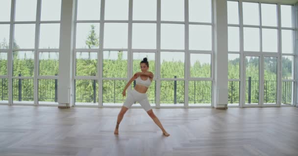 Sportliche Junge Frau Die Drinnen Flexible Übungen Macht Kaukasische Frau — Stockvideo