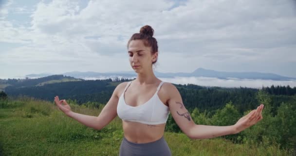 Mujer Joven Teniendo Meditación Entre Naturaleza Verano Hermosas Montañas Atleta — Vídeo de stock