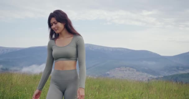 Mujer Fitness Joven Ropa Deportiva Caminando Campo Después Práctica Yoga — Vídeo de stock