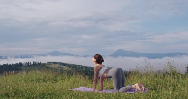 Mujer Caucásica Activa Ropa Deportiva Pie Sobre Una Esterilla Yoga — Vídeo de stock