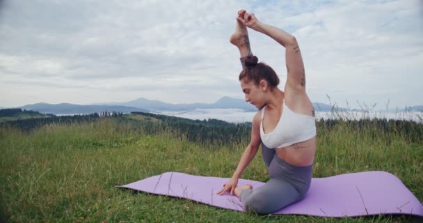 Flexibele Jonge Vrouw Met Tatoeages Het Lichaam Doen Stretching Oefening — Stockvideo
