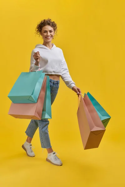 Όμορφη Γυναίκα Κουβαλάει Τσάντες Για Ψώνια Ενώ Μπαίνει Μέσα Μπροστά — Φωτογραφία Αρχείου