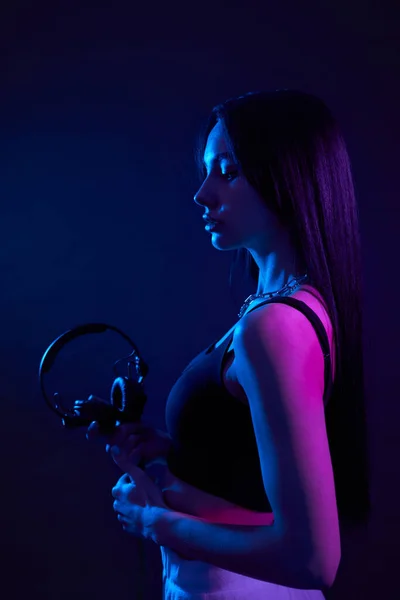 Chica Elegante Con Auriculares Negros Iluminado Con Luz Púrpura Estudio — Foto de Stock